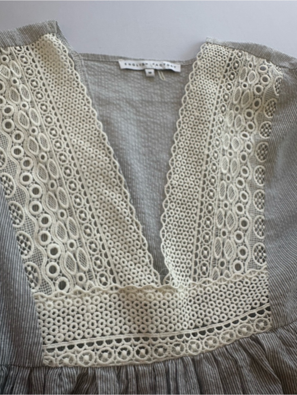 Light Gray Lace-Trim Peasant Blouse w/ pompom trim puff tie sleeve Size Medium - Picture 6 of 13